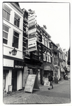 404558 Gezicht op de met reclameborden behangen voorgevel van het pand Mariastraat 47 (Foto Prisma) te Utrecht.